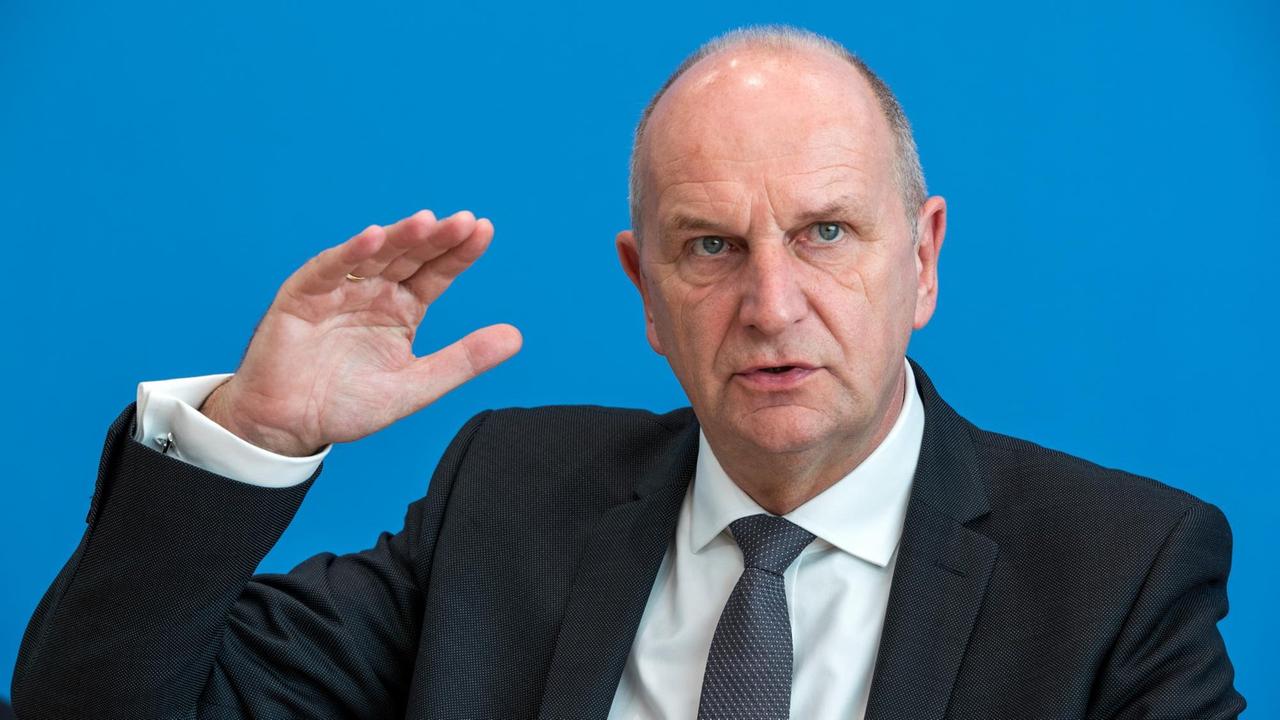 Dietmar Woidke (SPD), Ministerpräsident von Brandenburg, spricht vor der Bundespressekonferenz in Berlin. Er hebt die rechte Hand in Richtung Kopf. Dietmar Woidke (SPD), Ministerpräsident von Brandenburg, spricht vor der Bundespressekonferenz in Berlin. Er hebt die rechte Hand in Richtung Kopf.