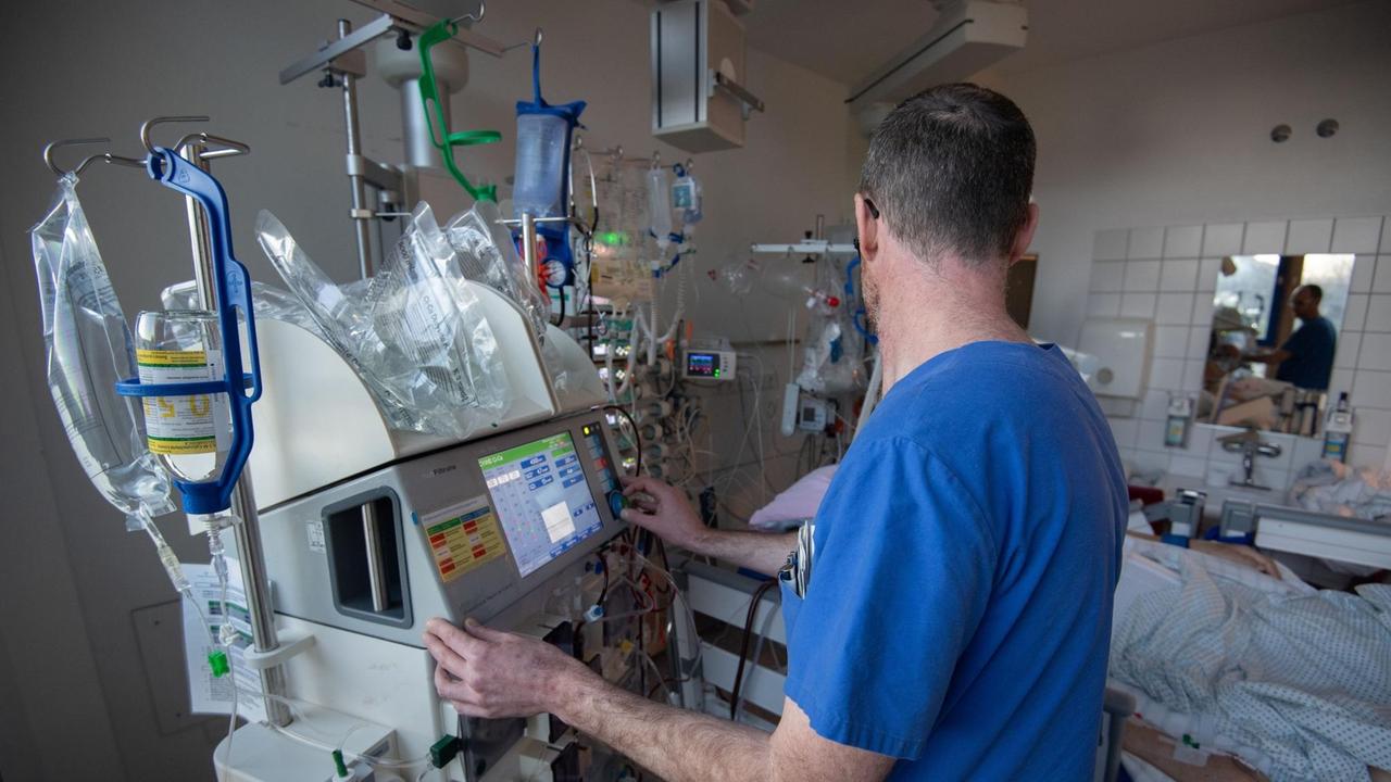 Ein Arzt bedient ein Dialysegerät auf einer Intensivstation in Baden-Württemberg. Ein Arzt bedient ein Dialysegerät auf einer Intensivstation in Baden-Württemberg.