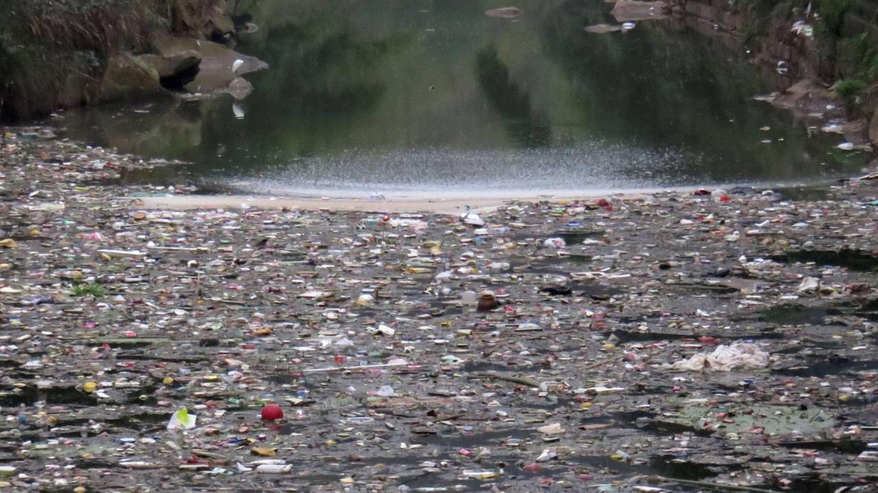 CHONGQING, CHINA - DECEMBER 06: (CHINA OUT) Wastes float on a reservoir on December 6, 2015 in Chongqing, China. Serious pollution hit a reservoir in Chongqing. Some citizens did illegal fishing at the polluted reservoir. PUBLICATIONxINxGERxSUIxAUTxHUNxONLY CFP464003857 Chongqing China December 06 China out Float ON a Reservoir ON December 6 2015 in Chongqing China Serious Pollution Hit a Reservoir in Chongqing Some Citizens did illegal Fishing AT The polluted Reservoir PUBLICATIONxINxGERxSUIxAUTxHUNxONLY CFP464003857 CHONGQING, CHINA - DECEMBER 06: (CHINA OUT) Wastes float on a reservoir on December 6, 2015 in Chongqing, China. Serious pollution hit a reservoir in Chongqing. Some citizens did illegal fishing at the polluted reservoir. PUBLICATIONxINxGERxSUIxAUTxHUNxONLY CFP464003857 Chongqing China December 06 China out Float ON a Reservoir ON December 6 2015 in Chongqing China Serious Pollution Hit a Reservoir in Chongqing Some Citizens did illegal Fishing AT The polluted Reservoir PUBLICATIONxINxGERxSUIxAUTxHUNxONLY CFP464003857