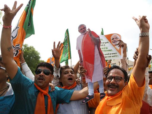 Anhänger der indischen Oppositionspartei BJP feiern sich als Wahlsieger.