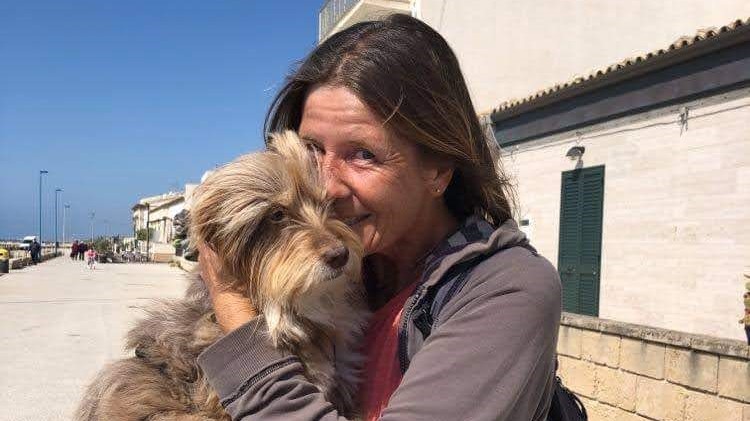 May-Britt Asmussen mit ihrem Hund auf dem Arm. May-Britt Asmussen mit ihrem Hund auf dem Arm.