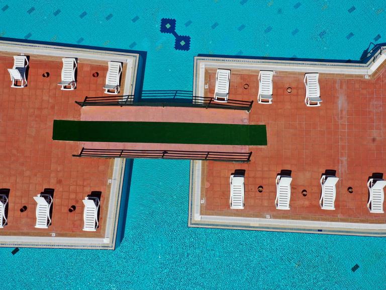 Luftaufnahme des Aquaparks in Kusadasi im türkischen Aydin mit leeren Sonnenliegen an einem leeren Pool, aufgestellt mit jeweils 1,50 Meter Abstand, aufgenommen am 29. Juni 2020.