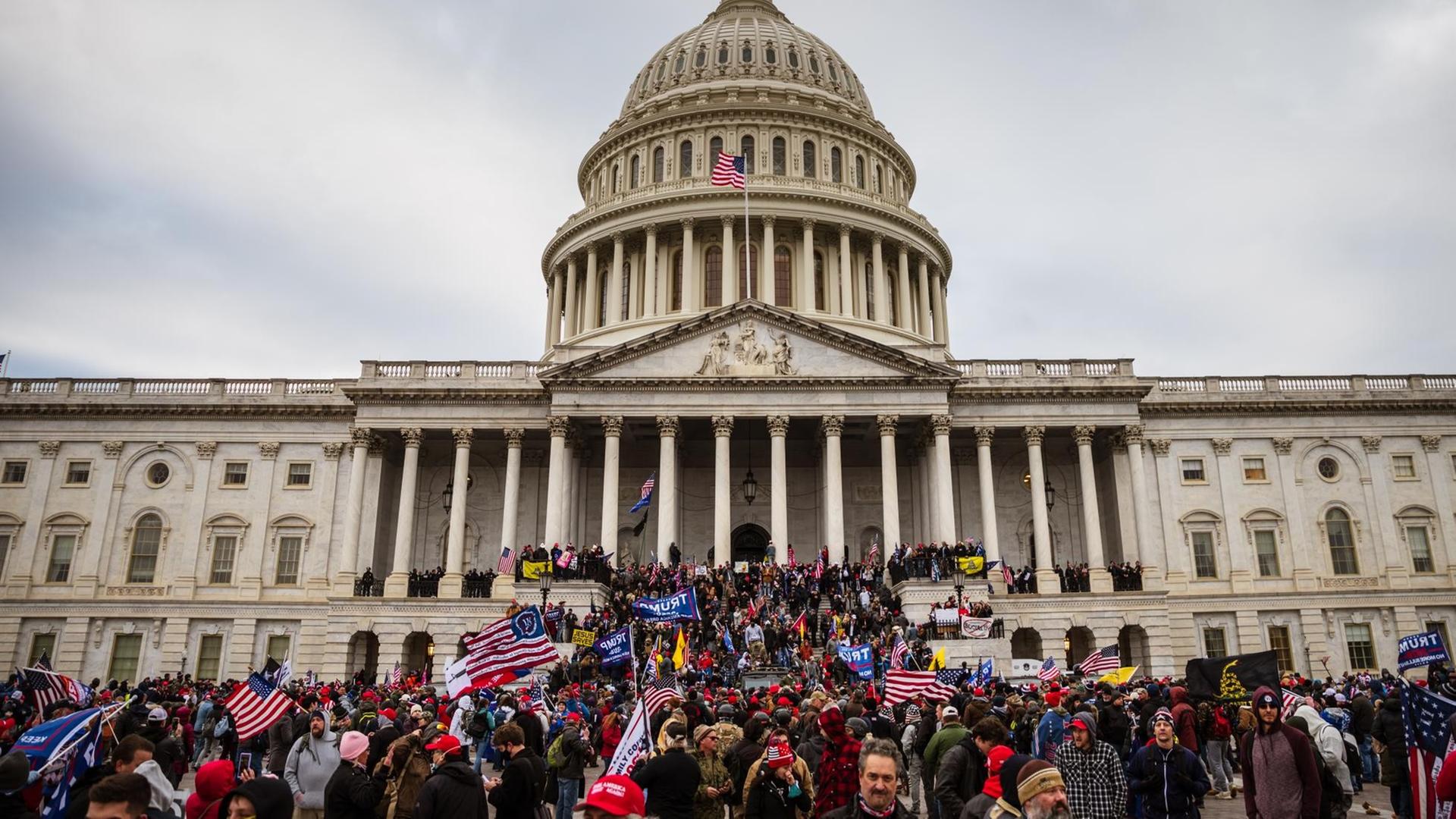 Eine Gruppe von Anhängern des noch amtierenden Präsidenten Donald Trump dringt in das Kapitol in Washington ein, den Sitz des US-Kongresses. 6.Januar 2021.