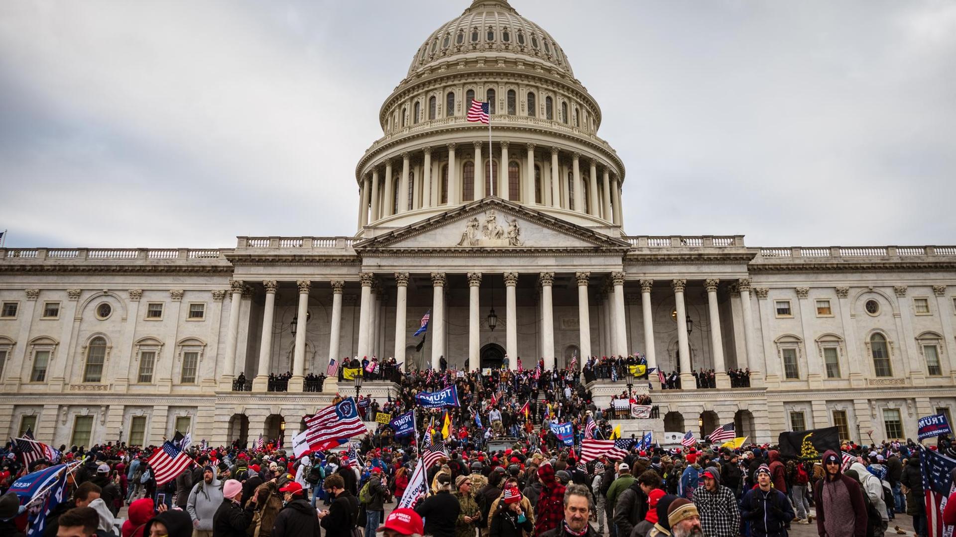 Eine Gruppe von Anhängern des noch amtierenden Präsidenten Donald Trump dringt in das Kapitol in Washington ein, den Sitz des US-Kongresses. 6.Januar 2021. Eine Gruppe von Anhängern des noch amtierenden Präsidenten Donald Trump dringt in das Kapitol in Washington ein, den Sitz des US-Kongresses. 6.Januar 2021.