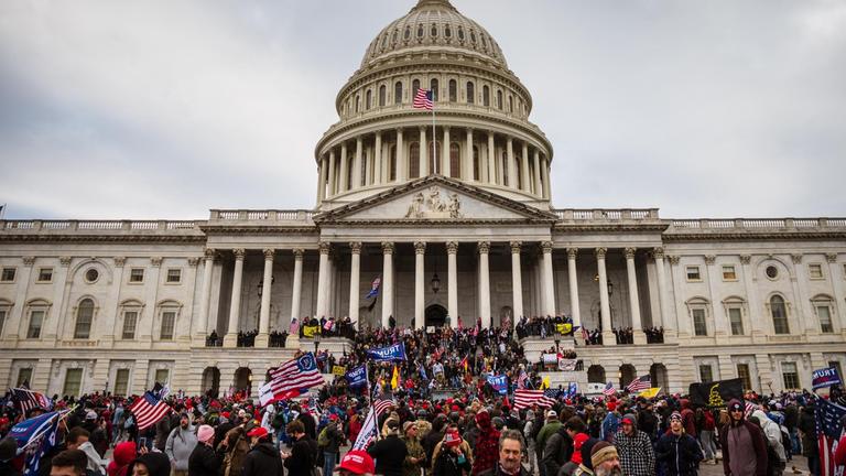 Eine Gruppe von Anhängern des noch amtierenden Präsidenten Donald Trump dringt in das Kapitol in Washington ein, den Sitz des US-Kongresses 