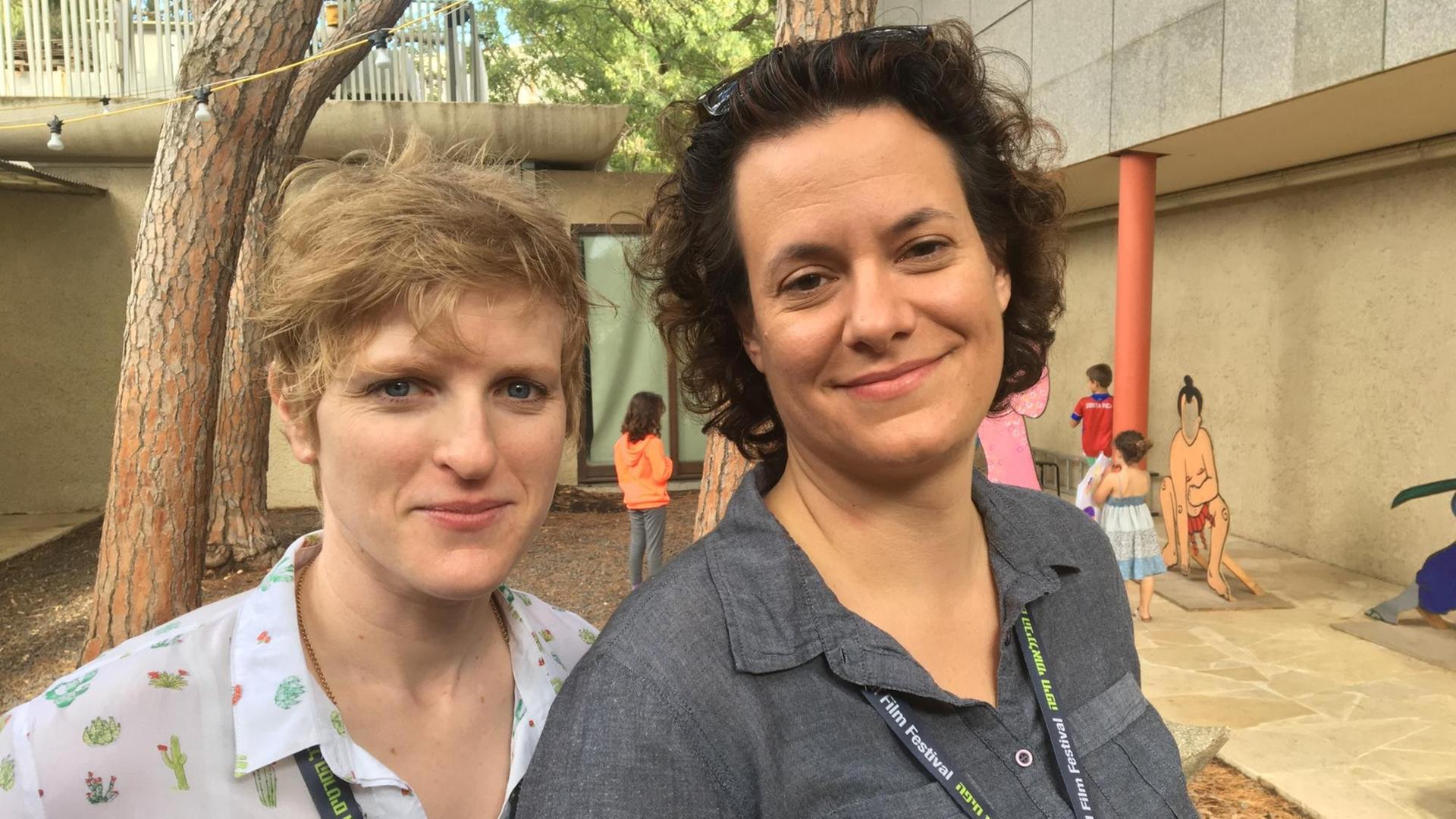 Die Filmemacherinnen Gil Levanon (links) und Katharina Rohrer (rechts) während des Haifa Film Festival 2017 in Israel.