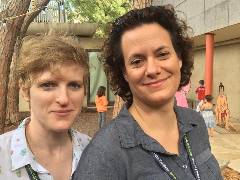 Die Filmemacherinnen Gil Levanon (links) und Katharina Rohrer (rechts) während des Haifa Film Festival 2017 in Israel.