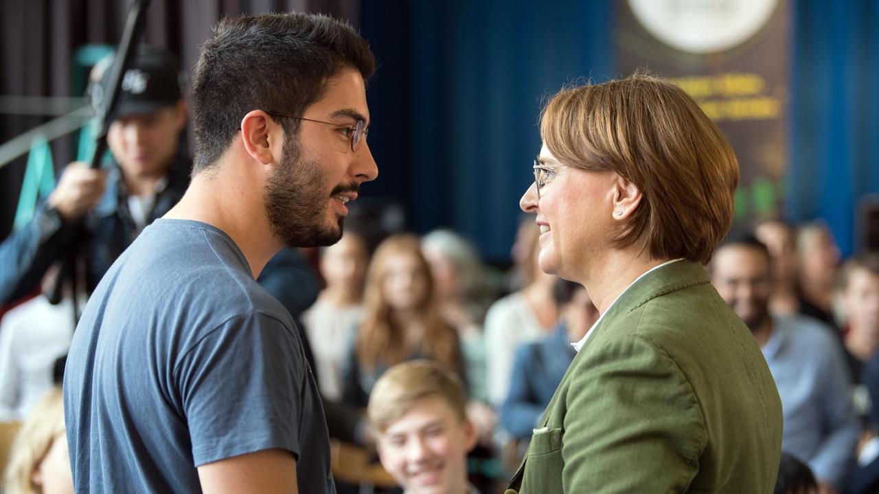 07.09.2018, Berlin: Annette Widmann-Mauz (CDU), Integrationsbeauftragte der Bundesregierung,und Ali Can, Initiator der #MeTwo-Debatte, unterhalten sich in der Friedenauer Gemeinschaftsschule vor einem Gespräch mit Schülern über Rassismus. 07.09.2018, Berlin: Annette Widmann-Mauz (CDU), Integrationsbeauftragte der Bundesregierung,und Ali Can, Initiator der #MeTwo-Debatte, unterhalten sich in der Friedenauer Gemeinschaftsschule vor einem Gespräch mit Schülern über Rassismus.
