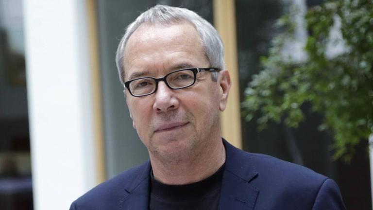 Wolfgang Neskovic hält das Buch "Der CIA-Folterreport" in den Händen Wolfgang Neskovic hält das Buch "Der CIA-Folterreport" in den Händen