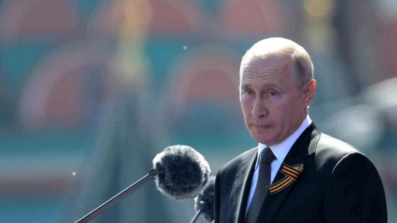 Wladimir Putin während seiner Rede bei der Miltärparade zum Kriegsende am 24. Juni 2020 Wladimir Putin während seiner Rede bei der Miltärparade zum Kriegsende am 24. Juni 2020