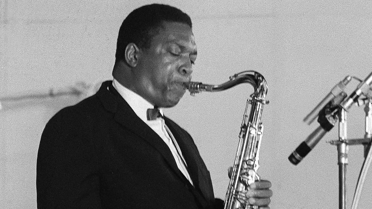 Der Saxofonist John Coltrane gibt 1965 ein Konzert in Paris.