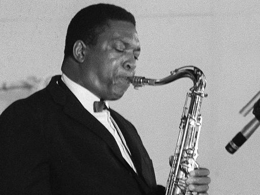 Der Saxophonist John Coltrane gibt 1965 ein Konzert in Paris.