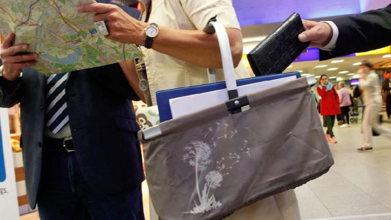 Das Foto zeigt eine gestellte Taschendieb-Aktion am 29.09.2014. Das Foto zeigt eine gestellte Taschendieb-Aktion am 29.09.2014.