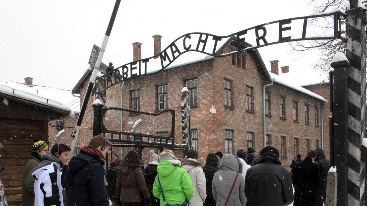Eine Schulklasse aus Krefeld besucht am 26.01.2013 das KZ Auschwitz-Birkenau. Am 27. Januar wird weltweit der Opfer des Nationalsozialismus gedacht. Das Erinnern an den Schrecken - für viele Zeitzeugen eine Lebensaufgabe. Doch ihre Zahl schrumpft von Jahr zu Jahr. Foto: Eva Krafczyk (zur dpa-Reportage: "Erinnerung für Auschwitz-Überlebende ein Lebensziel") ++ Eine Schulklasse aus Krefeld besucht am 26.01.2013 das KZ Auschwitz-Birkenau. Am 27. Januar wird weltweit der Opfer des Nationalsozialismus gedacht. Das Erinnern an den Schrecken - für viele Zeitzeugen eine Lebensaufgabe. Doch ihre Zahl schrumpft von Jahr zu Jahr. Foto: Eva Krafczyk (zur dpa-Reportage: "Erinnerung für Auschwitz-Überlebende ein Lebensziel") ++