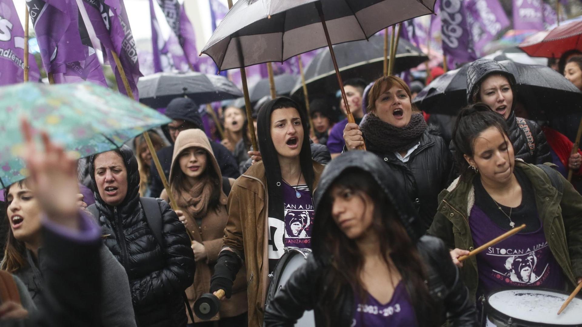 In Argentinien sind (19.10) mehrere Zehntausend Menschen gegen Gewalt an Frauen und Mädchen auf die Straße gegangen. Im Bild Demonstranten in der Hauptstadt Buenos Aires.