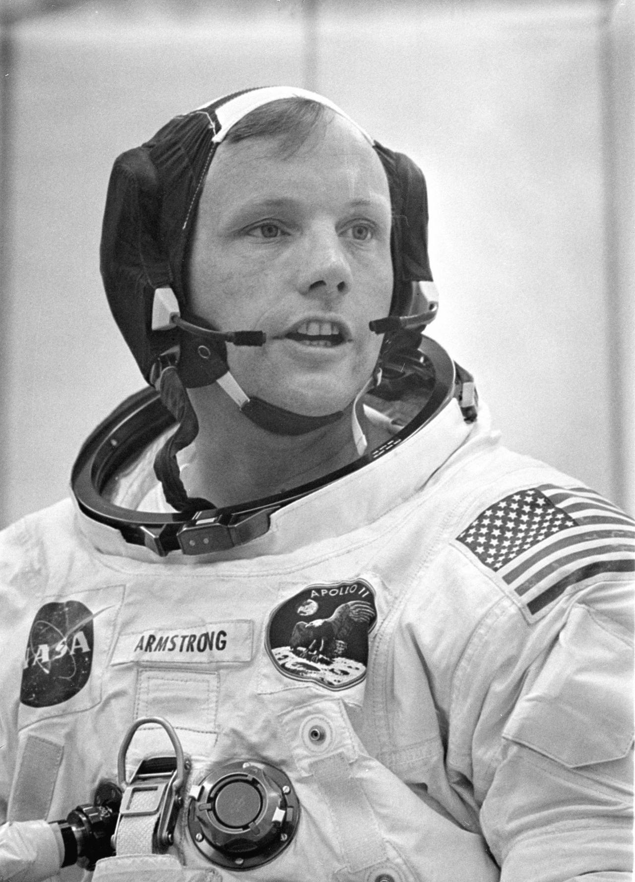 Neil Armstrong bei einem letzten Com-Check bevor es an Bord geht