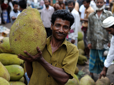 Händler bieten auf einem Mark in Dhaka Jack-Früchte an. Händler bieten auf einem Mark in Dhaka Jack-Früchte an.