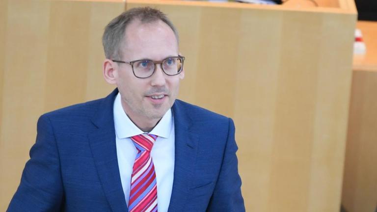 05.05.2020, Hessen, Wiesbaden: Kai Klose (Bündnis 90/Die Grünen, l), Sozialminister des Landes Hessen, gibt während der Plenarsitzung des hessischen Landtags seine Regierungserklärung neben Peter Beuth (CDU), Innenminister des Landes Hessen, ab. Foto: Arne Dedert/dpa | Verwendung weltweit 05.05.2020, Hessen, Wiesbaden: Kai Klose (Bündnis 90/Die Grünen, l), Sozialminister des Landes Hessen, gibt während der Plenarsitzung des hessischen Landtags seine Regierungserklärung neben Peter Beuth (CDU), Innenminister des Landes Hessen, ab. Foto: Arne Dedert/dpa | Verwendung weltweit