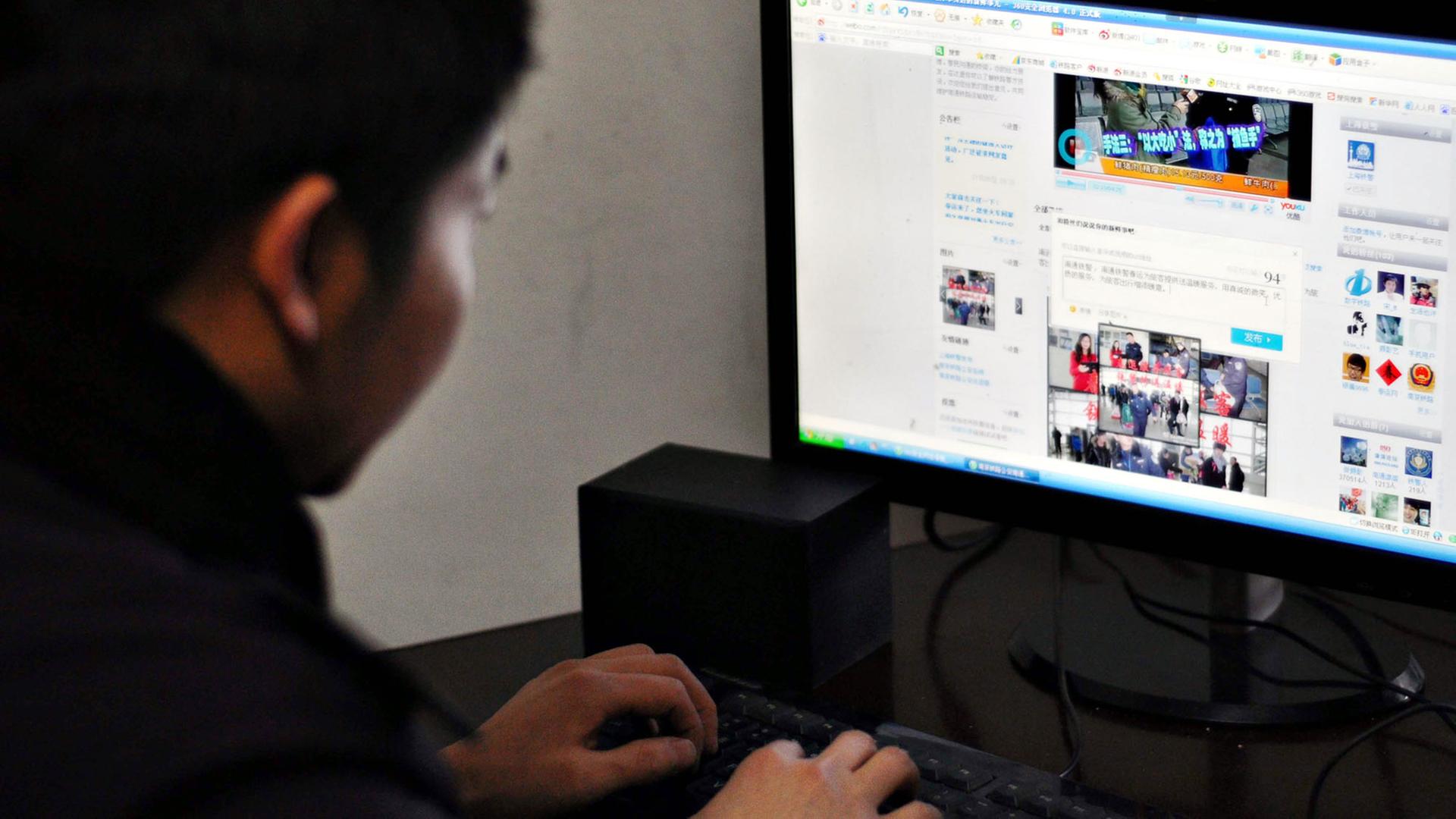 Ein Chinese sitzt vor einem Computer und nutzt den Twitter-ähnlichen Mikroblogdienst Weibo. Ein Chinese sitzt vor einem Computer und nutzt den Twitter-ähnlichen Mikroblogdienst Weibo.