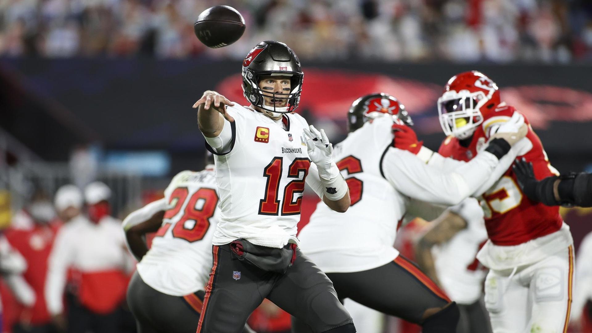 Football-Spieler Tom Brady von den Tampa Bay Buccaneers in Aktion. Football-Spieler Tom Brady von den Tampa Bay Buccaneers in Aktion.