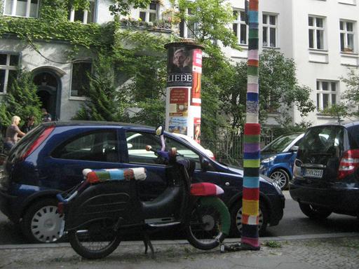 Strickerei in einem Berliner Viertel.
