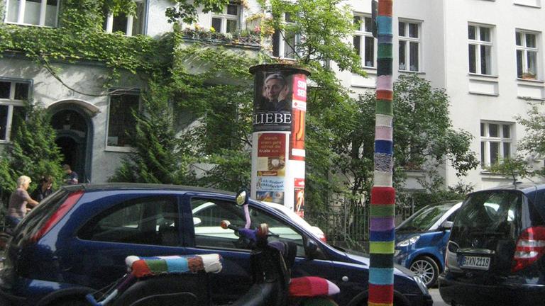 Strickerei in einem Berliner Viertel. Strickerei in einem Berliner Viertel.