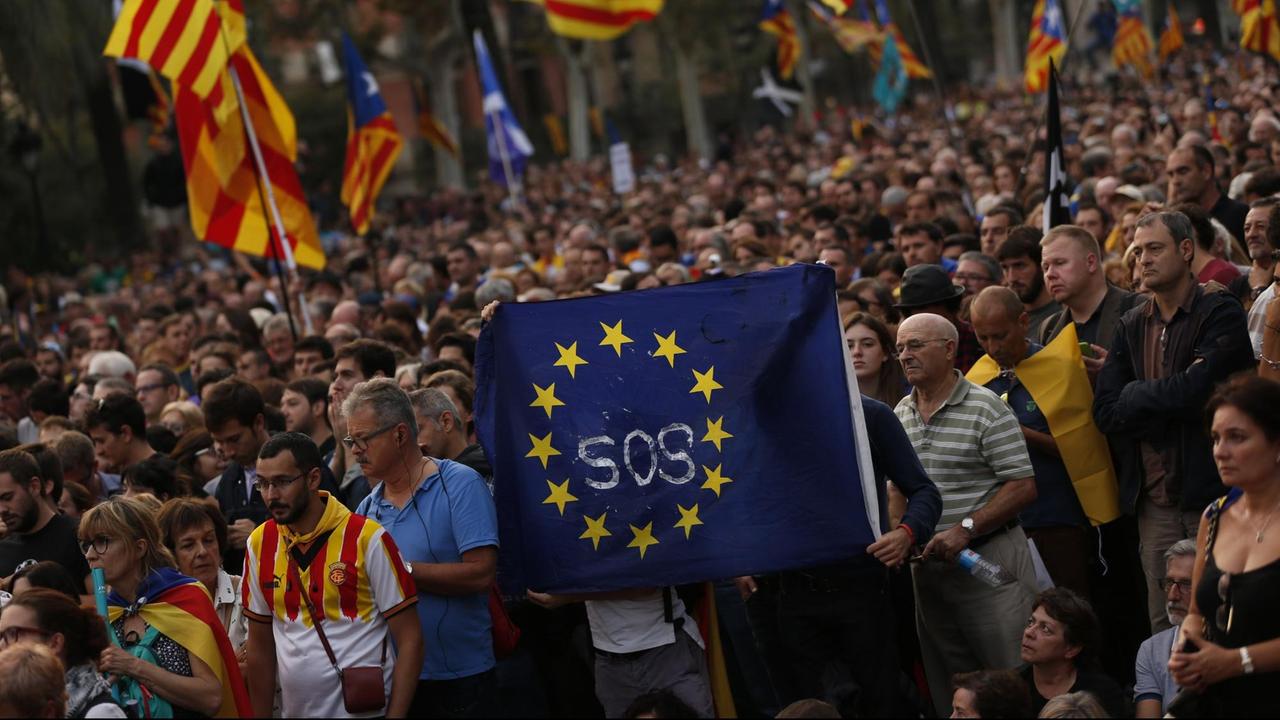 Unterstützer der Unabhängigkeit Kataloniens demonstrieren am 10.10.2017 in Barcelona, Spanien, und halten eine Europa-Flagge hoch. Puigdemont hat die angekündigte Unabhängigkeit von Spanien verschoben und zu Gesprächen aufgerufen. Unterstützer der Unabhängigkeit Kataloniens demonstrieren am 10.10.2017 in Barcelona, Spanien, und halten eine Europa-Flagge hoch. Puigdemont hat die angekündigte Unabhängigkeit von Spanien verschoben und zu Gesprächen aufgerufen.