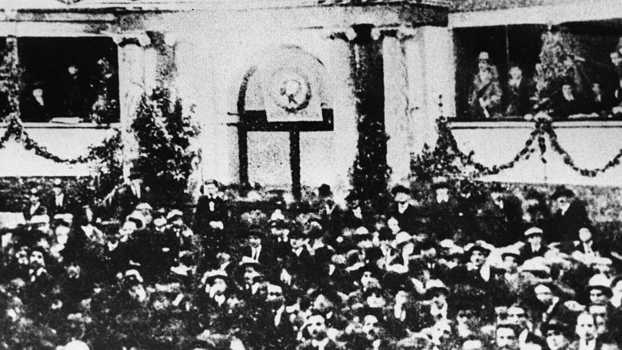 Ein Schwarzweiß-Foto zeigt die Delegierten auf 17. Parteitag der sozialistischen Partei Italiens im Teatro Goldoni von Livorno Ein Schwarzweiß-Foto zeigt die Delegierten auf 17. Parteitag der sozialistischen Partei Italiens im Teatro Goldoni von Livorno