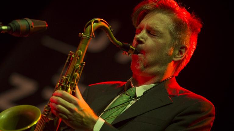 Der Saxofonist Daniel Erdmann beim 9. Jazzdor Strasbourg-Berlin im Kesselhaus. Der Saxofonist Daniel Erdmann beim 9. Jazzdor Strasbourg-Berlin im Kesselhaus.