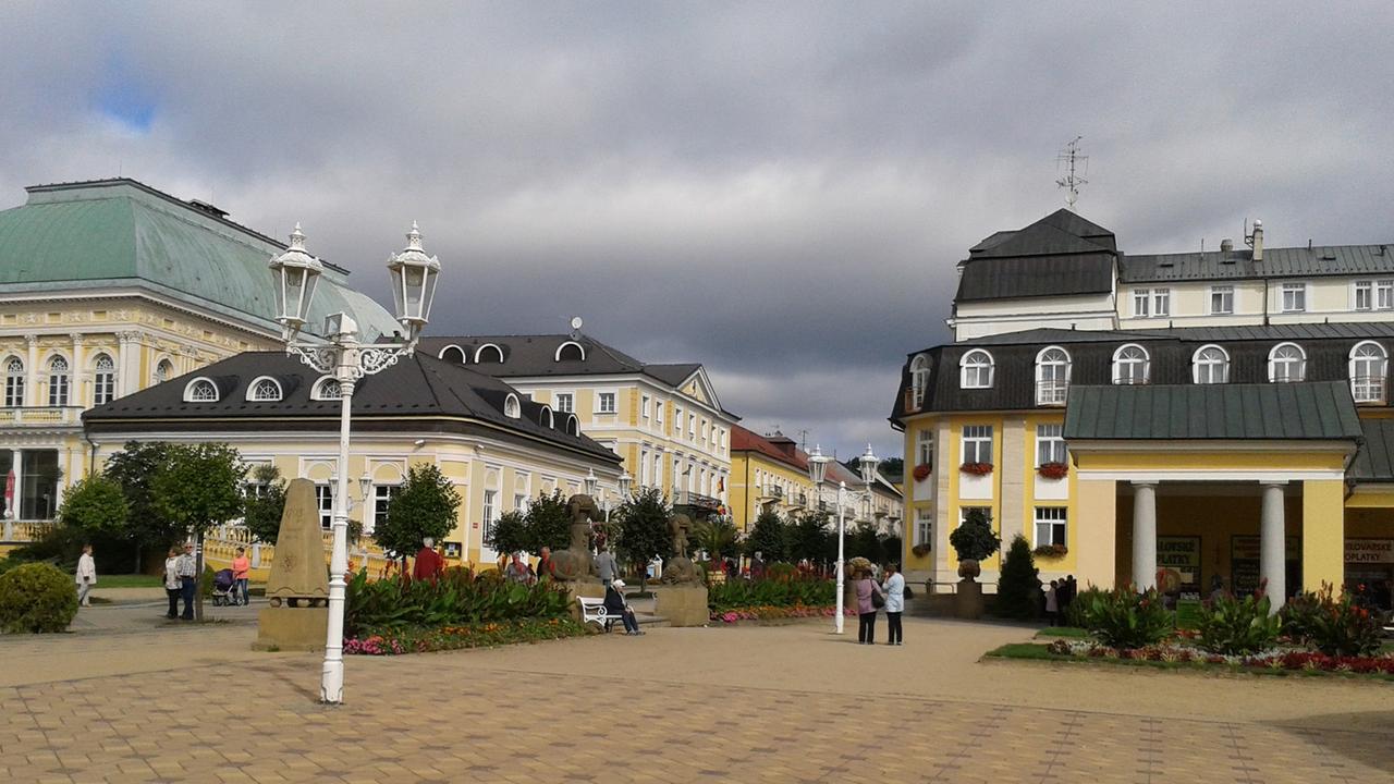 Die breite Fussgängerzone in Franzensbad gleich bei der Franzensquelle Die breite Fussgängerzone in Franzensbad gleich bei der Franzensquelle