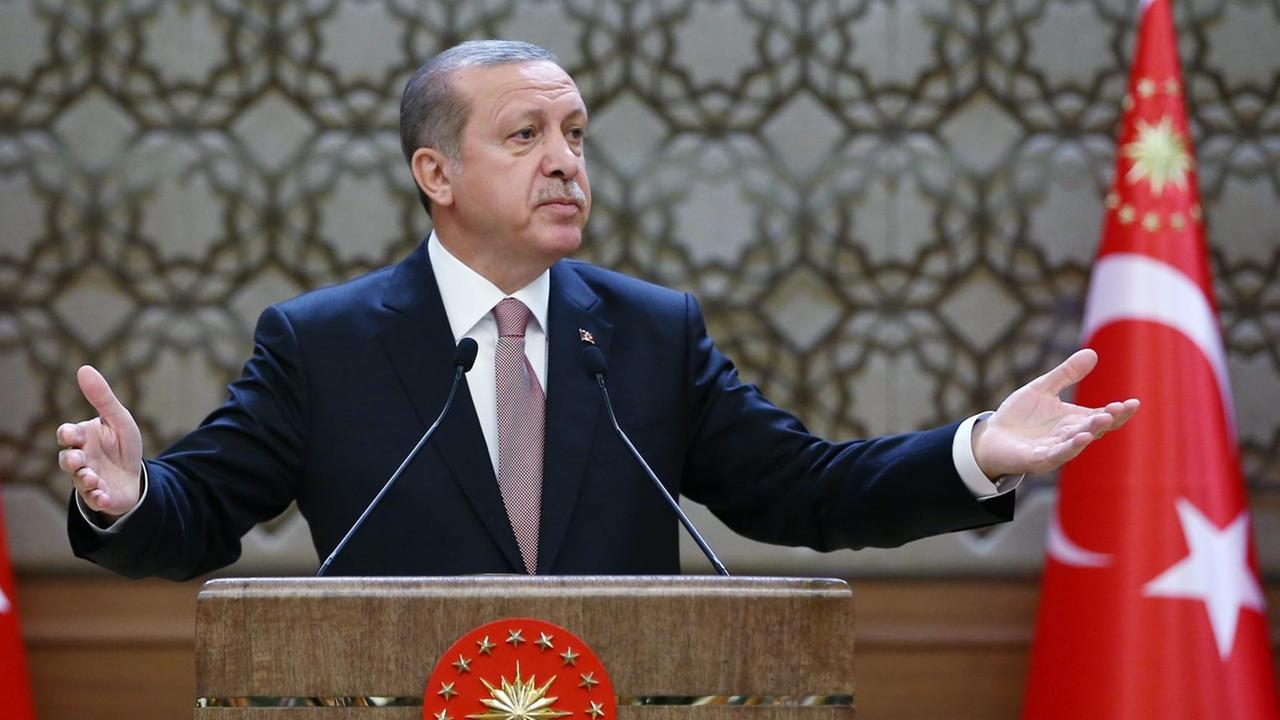 Der türkische Präsident Recep Tayyip Erdogan hält eine Rede, hinter ihm sind zwei türkische Flaggen zu sehen. Der türkische Präsident Recep Tayyip Erdogan hält eine Rede, hinter ihm sind zwei türkische Flaggen zu sehen.