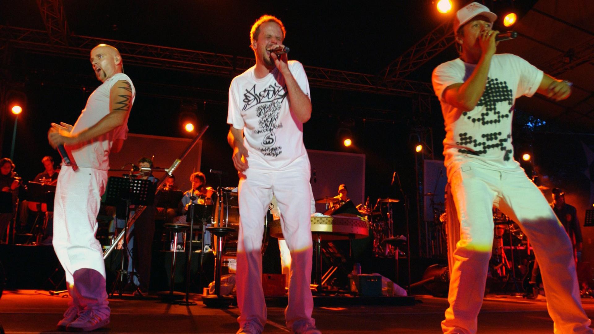 Thomas D. (v. l.), Smudo und Michael Beck (alias DJ Hausmarke) von der Stuttgarter Hip-Hop-Band "Die Fantastischen Vier", aufgenommen 2003 im Kölner Tanzbrunnen