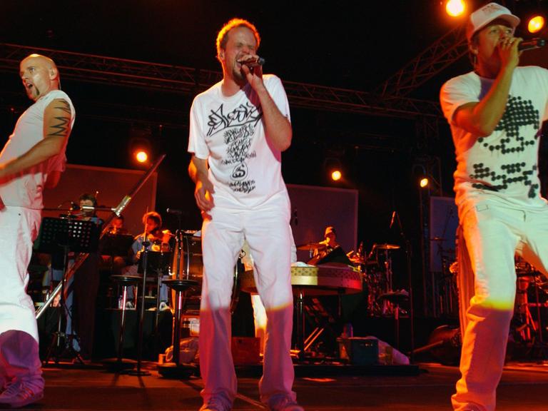 Thomas D. (v. l.), Smudo und Michael Beck (alias DJ Hausmarke) von der Stuttgarter Hip-Hop-Band "Die Fantastischen Vier", aufgenommen 2003 im Kölner Tanzbrunnen