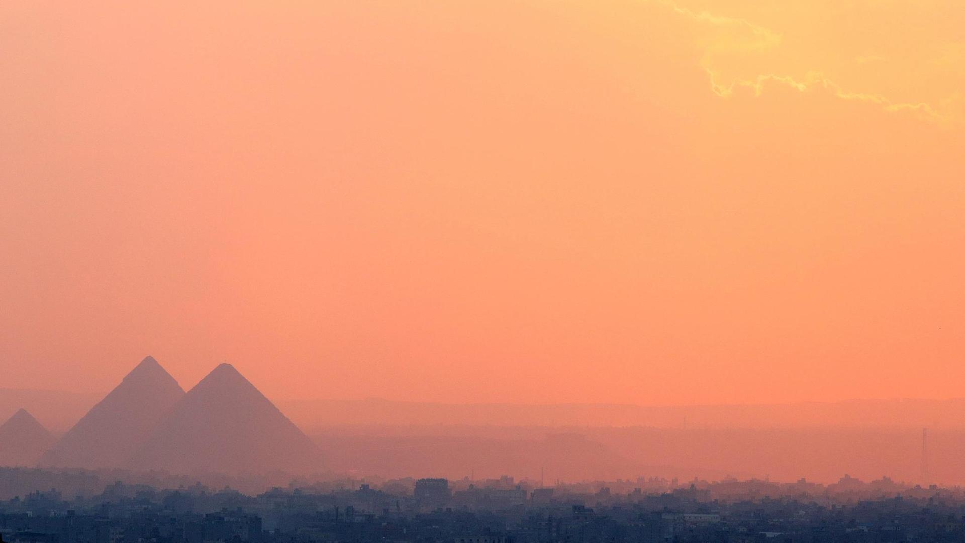 Sonnenuntergan vor dem Hintergrund der Pyramiden von Gizeh und Kairos im Dezember 2018. Sonnenuntergan vor dem Hintergrund der Pyramiden von Gizeh und Kairos im Dezember 2018.