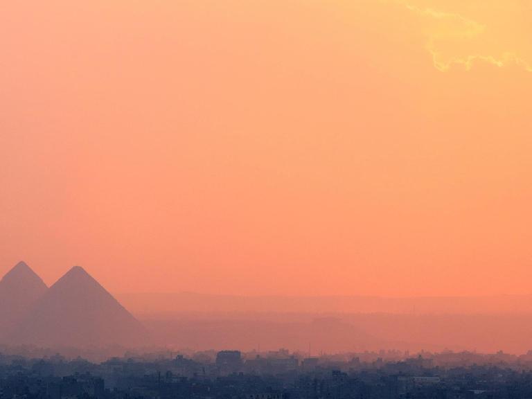 Sonnenuntergan vor dem Hintergrund der Pyramiden von Gizeh und Kairos im Dezember 2018.
