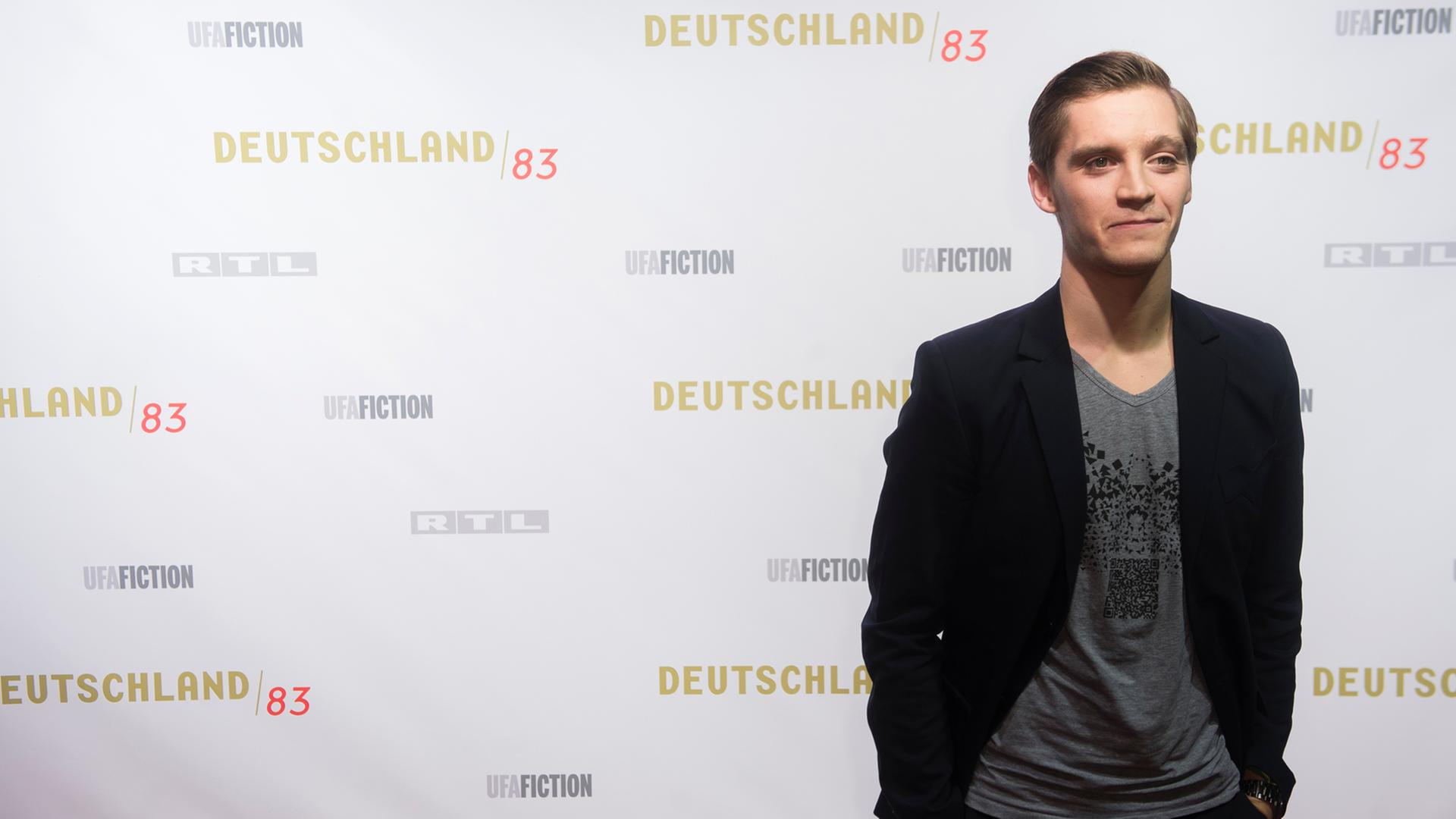 Der Schauspieler Jonas Nay posiert auf dem roten Teppich zur Premiere der achtteiligen RTL-Serie "Deutschland 83". Der Schauspieler Jonas Nay posiert auf dem roten Teppich zur Premiere der achtteiligen RTL-Serie "Deutschland 83".