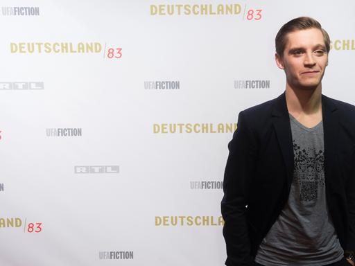Der Schauspieler Jonas Nay posiert auf dem roten Teppich zur Premiere der achtteiligen RTL-Serie "Deutschland 83".