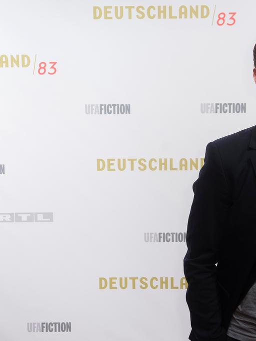 Der Schauspieler Jonas Nay posiert auf dem roten Teppich zur Premiere der achtteiligen RTL-Serie "Deutschland 83".
