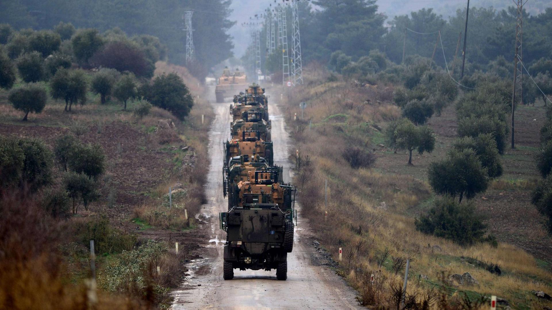 Türkische Truppen in der Nähe der syrischen Grenze in Hassa. Türkische Truppen in der Nähe der syrischen Grenze in Hassa.