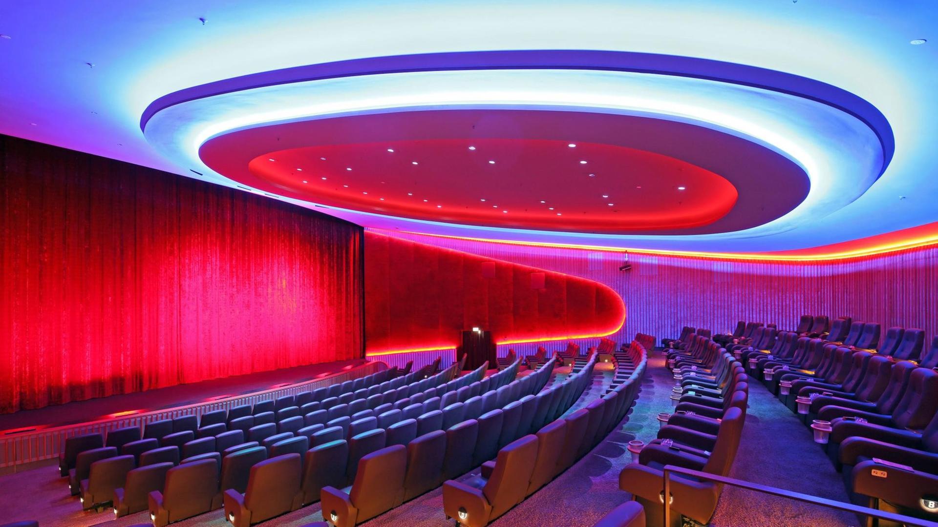 Lichtdesign im Berliner Zoopalast taucht den leeren Kinosaal in ein pink-violettes Licht.