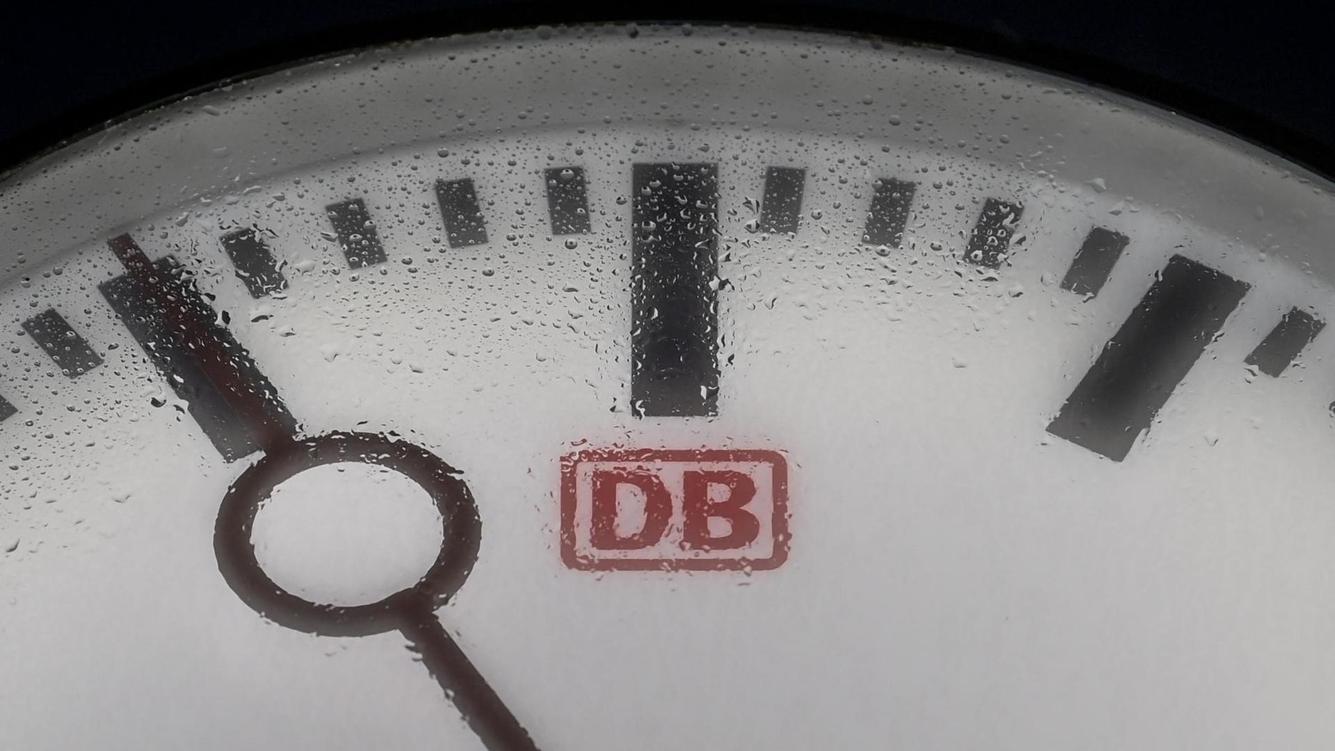 Der Sekundenzeiger einer Bahnhofsuhr im Hauptbahnhof Leipzig steht auf fünf vor zwölf. Der Sekundenzeiger einer Bahnhofsuhr im Hauptbahnhof Leipzig steht auf fünf vor zwölf.