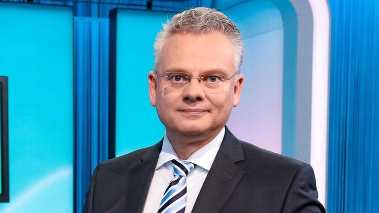 ORF2-Sendung "Eco Spezial" über die Folgen der Coronakrise für Wirtschaft und Arbeitsplätze. Im Bild: Dieter Bornemann ORF2-Sendung "Eco Spezial" über die Folgen der Coronakrise für Wirtschaft und Arbeitsplätze. Im Bild: Dieter Bornemann