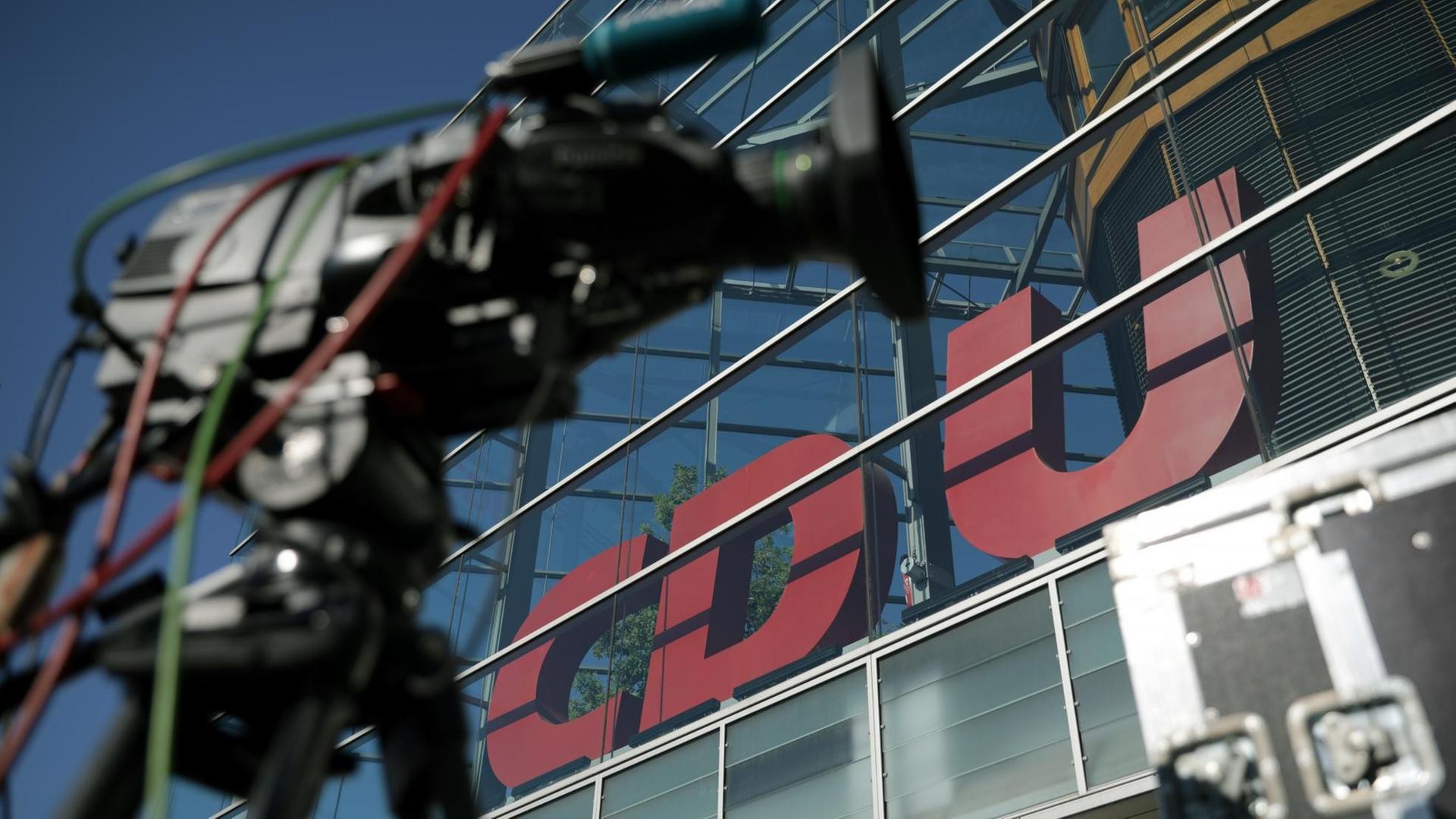 Die Kamera eines Fernsehteams steht auf einem Stativ vor der CDU-Zentrale Die Kamera eines Fernsehteams steht auf einem Stativ vor der CDU-Zentrale