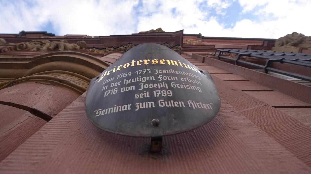 Schild am Eingang des Priesterseminars in Würzburg. Schild am Eingang des Priesterseminars in Würzburg.