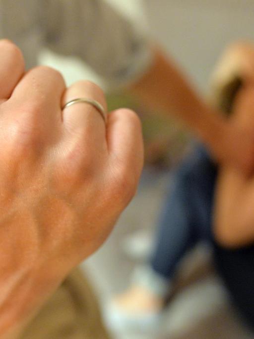 Gestelltes Bild zum Thema häusliche Gewalt - Eine Frau versucht, sich in Berlin vor der Gewalt eines Mannes zu schützen.