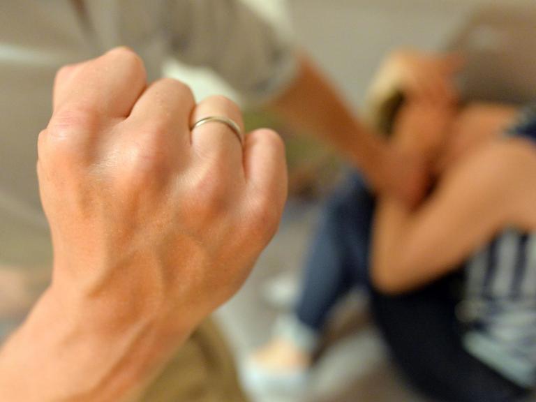 Gestelltes Bild zum Thema häusliche Gewalt - Eine Frau versucht, sich in Berlin vor der Gewalt eines Mannes zu schützen.