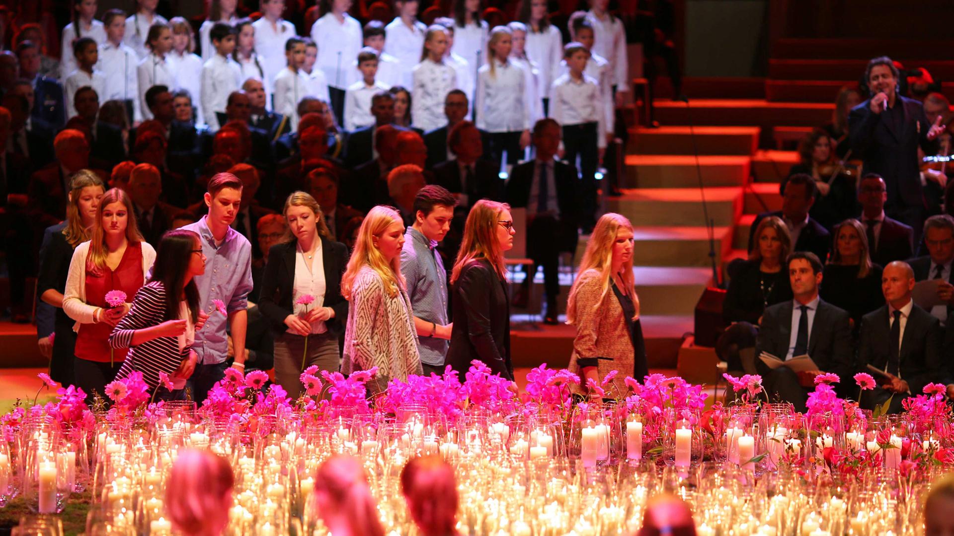 Brennende Kerzen und Angehörige und Freunde der Opfer von Flug MH17. Brennende Kerzen und Angehörige und Freunde der Opfer von Flug MH17.