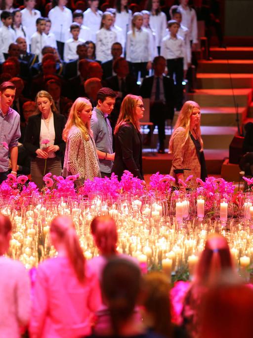 Brennende Kerzen und Angehörige und Freunde der Opfer von Flug MH17.