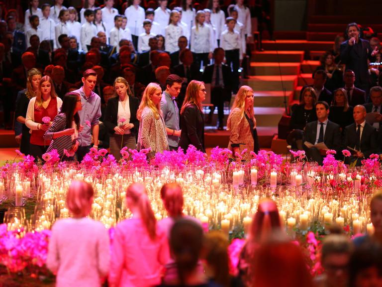 Brennende Kerzen und Angehörige und Freunde der Opfer von Flug MH17.