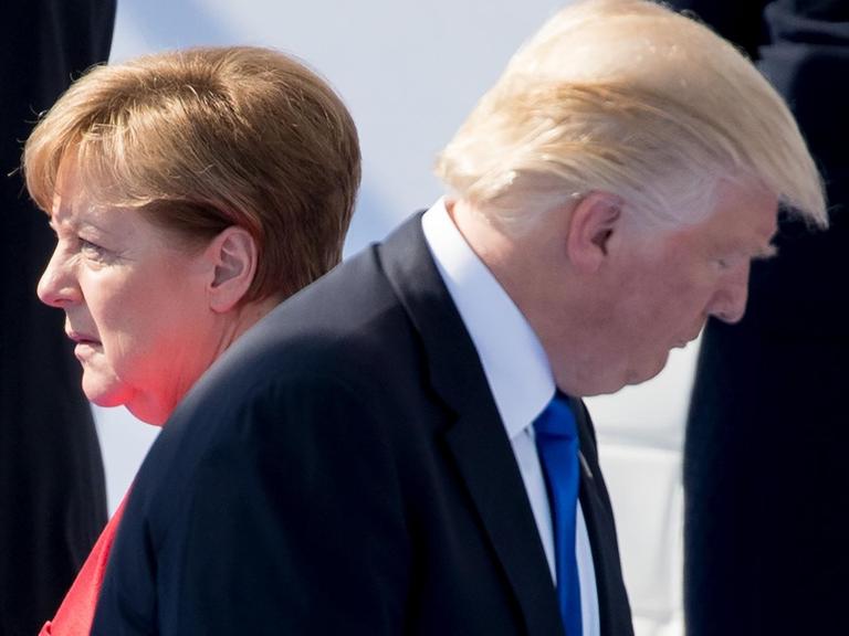 ARCHIV - Der Präsident der Vereinigten Staaten von Amerika, Donald Trump, und Bundeskanzlerin Angela Merkel (CDU) gehen am 25.05.2017 in Brüssel beim Nato-Gipfel bei der feierlichen Eröffnung des neuen Nato-Hauptquartiers an einander vorbei.